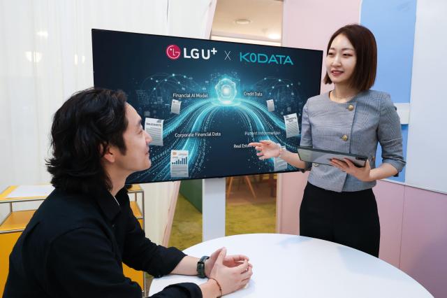 LG유플러스는 종합 CB신용평가사 Credit Bureau인 한국평가데이터KODATA와 협력해 기업·금융 특화 AI 파운데이션 모델을 공동 개발한다고 2일 밝혔다 사진은 LG유플러스 직원들이 금융 특화 AI를 소개하고 있는 모습사진LG유플러스