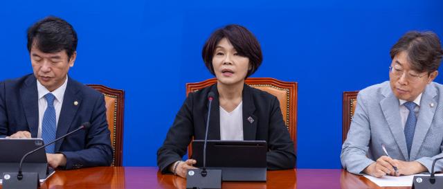 더불어민주당 한정애 정책위의장이 2일 국회에서 열린 원내대책회의에서 정기국회 운영 방향에 대해 말하고 있다사진연합뉴스