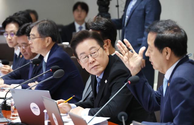 이재명 대통령이 2일 용산 대통령실에서 열린 국무회의에서 현안 토의 중 구윤철 경제부총리 겸 기획재정부 장관의 발언을 듣고 있다사진연합뉴스