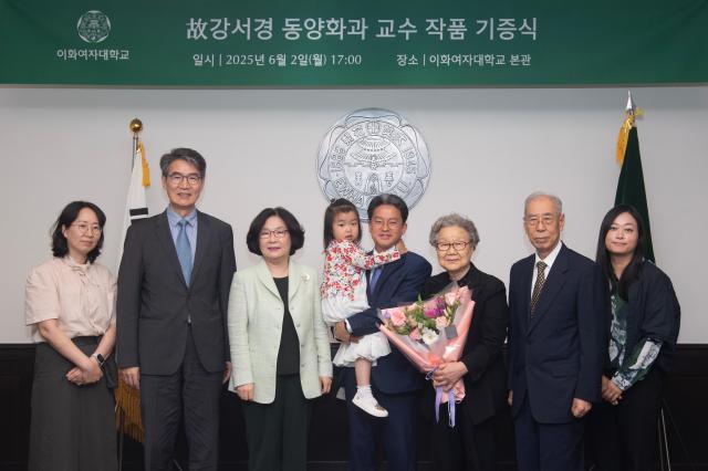 故 강서경 교수 작품 기증식 사진왼쪽부터 최윤정 대외협력처장 박정수 연구·대외부총장 이향숙 총장 자녀 공현 양 배우자 공도일 선생님 모친 최정숙 여사님 부친 강탁림 대전대학교 명예교수님 이혜미 교수