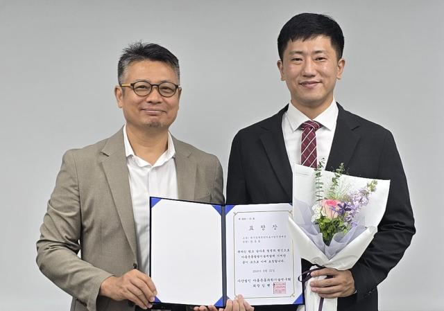 K-MEDI hub 황동환 연구원이 ㈔아동운동과학기술연구회 표창을 수상했으며 좌부터 ㈔아동운동과학기술연구회 임현균 회장 K-MEDI hub 황동환 연구원이다 사진케이메디허브