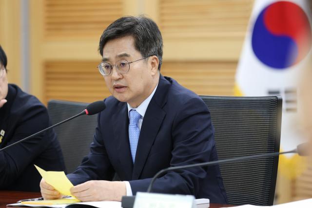 2일 오전 국회의원회관 제2세미나실에서 열린 국가간병책임제 실현을 위한 국회 토론회에서 김동연 경기도지사가 환영사를 하고 있다 사진경기도