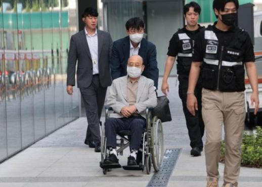 나토 목걸이 자수한 이봉관 회장, 특검 소환…서희건설 경영승계 구도도 흔들리나