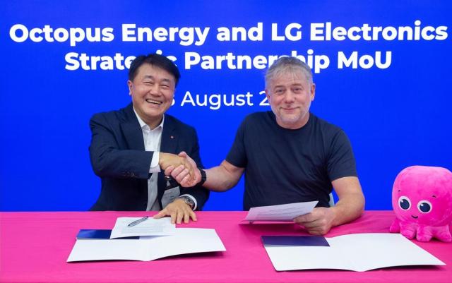 클린테크 분야 전략적 협업 위한 MOU 협약식에서 윤태봉 LG전자 해외영업본부장 부사장왼쪽과 그레그 잭슨 옥토퍼스 에너지 최고경영자 겸 설립자가 기념 촬영을 하고 있다 사진LG전자
