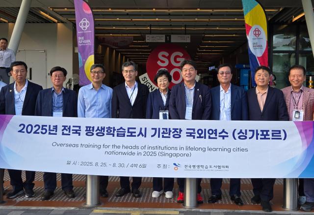 김경희 시장이 방문단과 기념촬영을 하고 있다사진이천시