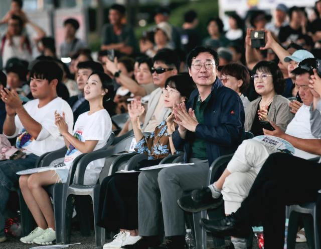 작년에 개최한 제10회 화성송산포도축제 개막식에서 정명근 화성특례시장이 박수를 치고 있다 사진화성시