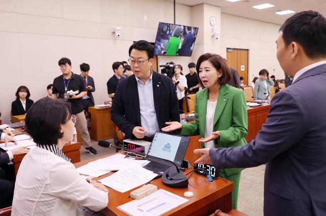 2일 서울 여의도 국회에서 열린 법제사법위원회 전체회의에서 나경원 국민의힘 의원 등이 추미애 위원장의 회의 진행 방식에 항의하고 있다 사진연합뉴스