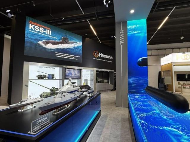 Hanwha showcases submarines, weapons systems in bid for Polish defense contracts