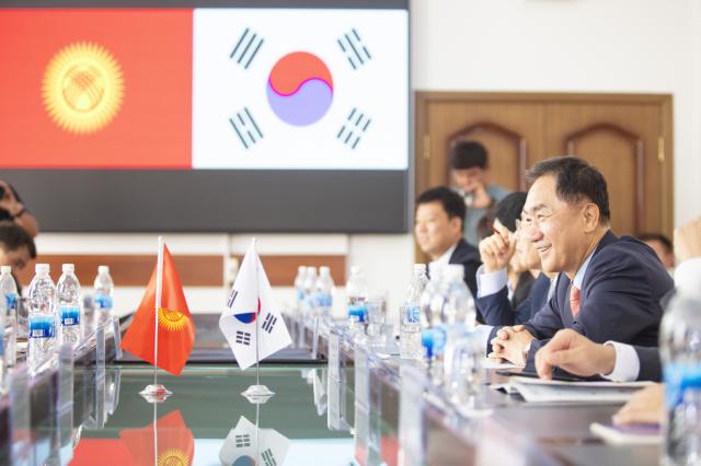 정장선 시장 등 평택시 방문단이 키르기스공화국 오쉬시와 교류회를 진행하고 있는 모습 사진평택시