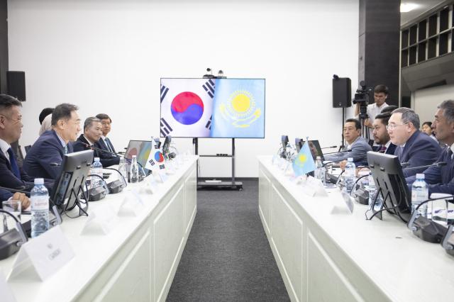 정장선 시장 등 평택시 방문단이 카자흐스탄 알마티주와 교류회를 진행하고 있는 모습 사진평택시