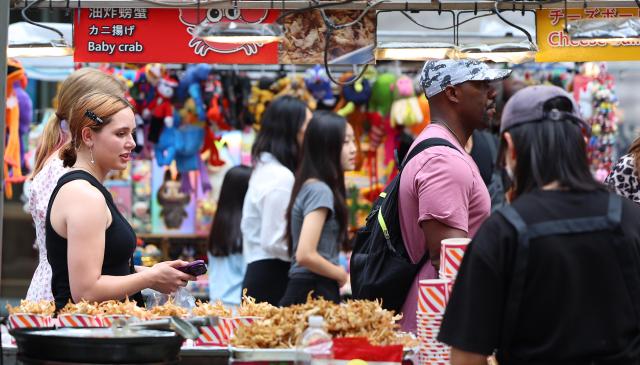 外籍游客在韩消费额创新高 旅游收支逆差尚存