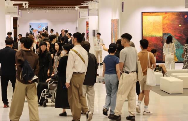 取年9月4日，在首尔江南区COEX举行的“2024弗里兹首尔”展览现场，观众正在参观展览。
【图片来源 韩联社】