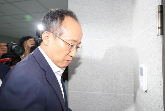 12·3 비상계엄 관련 내란·외환 의혹을 수사 중인 조은석 특별검사팀이 계엄 해제 방해 의혹과 관련해 추경호 전 국민의힘 원내대표를 겨냥한 강제수사에 나선 2일 추 의원이 서울 여의도 국회 의원회관 내 자신의 의원실로 들어가고 있다 사진연합뉴스