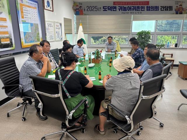 박호 고흥군 도덕 면장이 지난 29일 면민과 귀농어·귀촌인들의 화합을 위한 소통 간담회를 진행 하고 있다 사진고흥군