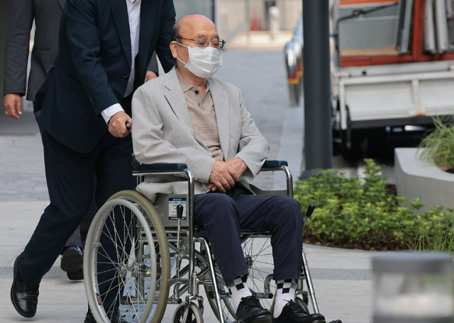 이봉관 서희건설 회장이 2일 서울 종로구 KT광화문빌딩에 마련된 김건희 여사 관련 의혹을 수사하는 민중기 특별검사팀 사무실에 출석하고 있다 사진연합뉴스