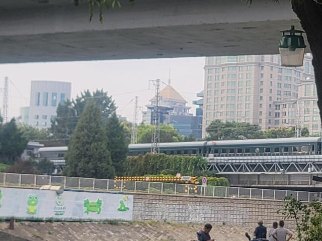 2일 중국 베이징역 인근에 김정은 북한 국무위원장이 탑승한 것으로 추정되는 전용 열차가 지나가고 있다 사진배인선 기자