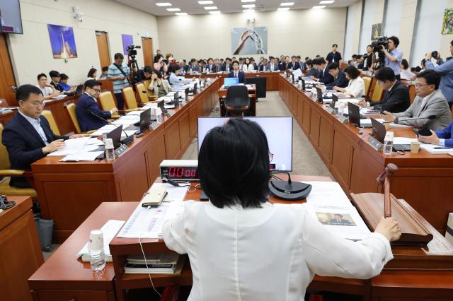 최민희 국회 과학기술정보방송통신위원장이 2일 서울 여의도 국회에서 열린 제429회 국회정기회 과학기술정보방송통신위원회 제1차 전체회의에서 의사봉을 두드리고 있다 사진연합뉴스