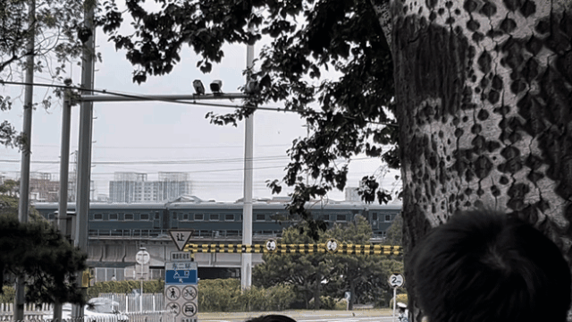 2일 중국 베이징역 인근에 김정은 북한 국무위원장이 탑승한 것으로 추정되는 전용 열차가 지나가고 있다 열차에는 북한 인공기가 걸려있다 영상베이징특파원 공동취재단