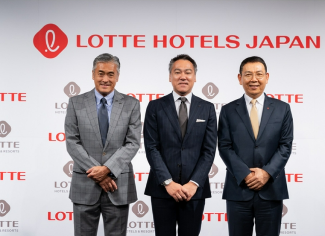 지난 2일 일본 도쿄 신주쿠에서 열린 롯데호텔앤리조트·롯데홀딩스의 합작법인 기념식 다마쓰카 롯데홀딩스 대표 후쿠이 롯데호텔스 재팬 대표 정호석 롯데호텔앤리조트 대표이사왼쪽부터 사진롯데호텔앤리조트