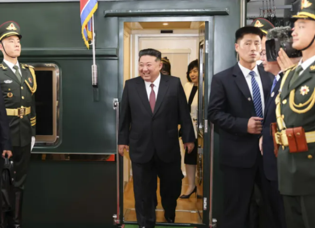 김정은 북한 국무위원장이 2일 중국 베이징역에 도착해 열차에서 내리고 있다 사진연합뉴스