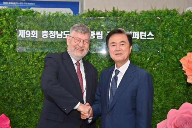 김태흠 충남도지사오른쪽가 이번 콘퍼런스에 국외 인사 축사자로 참여한 외른 바이써트 주한독일부대사와 기념 촬영을 하고 있다사진충남도