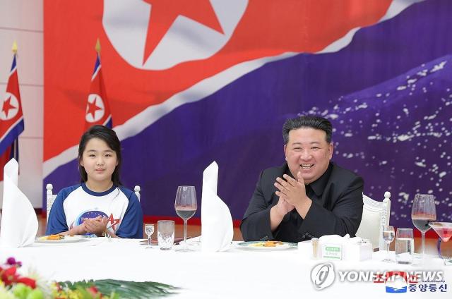 金正恩氏の訪中に娘のジュエ氏が同行…後継者観測に重きが