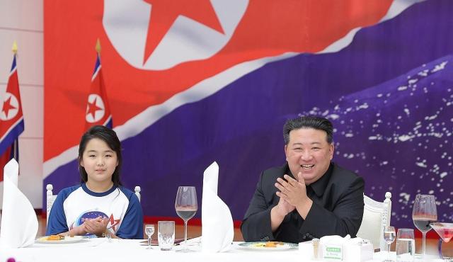 2023년 11월 23일 정찰위성 만리경-1호 발사 성공을 기념 연회에서 김정은 국무위원장오른쪽과 딸 김주애왼쪽 모습 사진평양 조선중앙통신연합뉴스