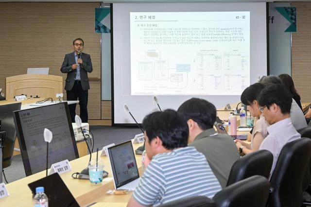 KT와 연구원들이 연구 과제를 소개하고 토론하고 있다 사진KT