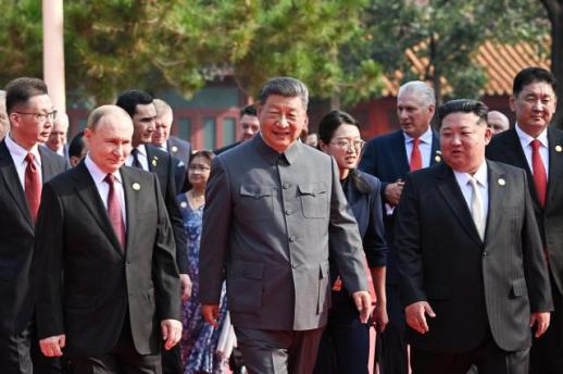 中国举行阅兵式习近平金正恩普京共同登上天安门城楼