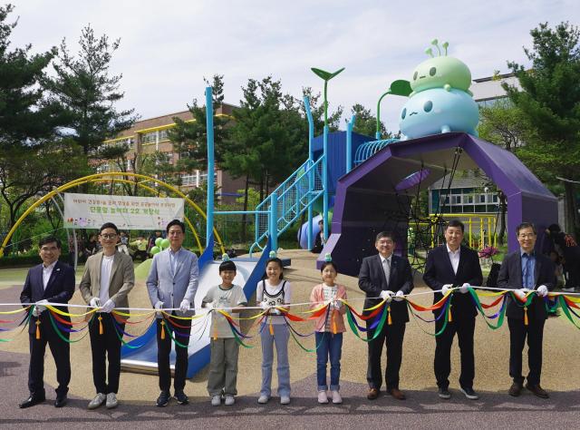 넥슨재단 놀이 문화로서의 ‘메이플스토리’ 대중성 살려 사회공헌에도 접목 사진은 ‘단풍잎 놀이터’ 개장식사진넥슨
