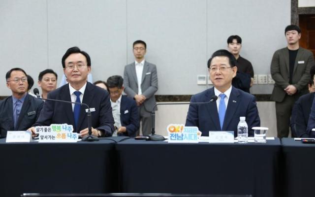 정책투어에 참석한 김영록 전남도지사사진 오른쪽와 윤병태 나주시장 사진나주시