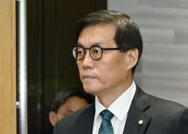 이창용 한국은행 총재가 지난달 28일 서울 중구 한국은행에서 열린 금융통화위원회에서 입장하고 있다 20250828 사진사진공동취재단