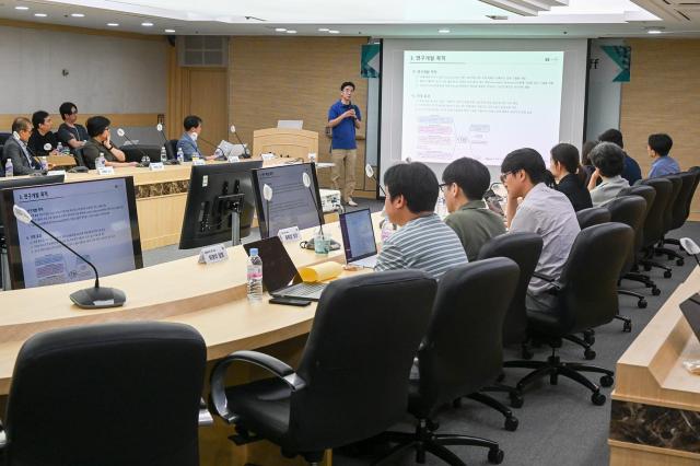 KT와 연구원들이 연구 과제를 소개하고 토론하는 모습사진KT
