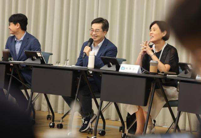 3일 오전 네이버 1784에서 열린 2025년 제2차 경기도 기후위기대응위원회 전체회의에서 김동연 경기도지사가 인사말을 하고 있다 사진경기도