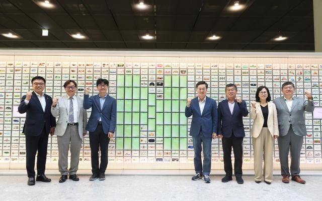 3일 오전 네이버 1784에서 열린 2025년 제2차 경기도 기후위기대응위원회 전체회의에서 김동연 경기도지사와 기후위기대응위기 위원회 위원들과 함께 기념촬영을 하고 있다 사진경기도