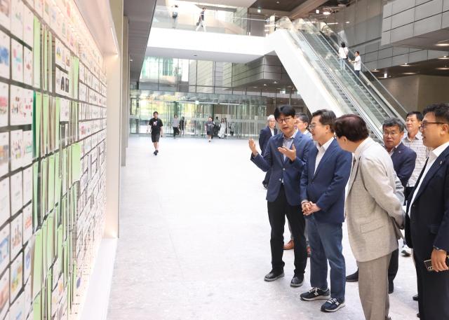 3일 오전 네이버 1784에서 열린 2025년 제2차 경기도 기후위기대응위원회 전체회의에서 김동연 경기도지사가 시설 라운딩을 하고 있다 사진경기도