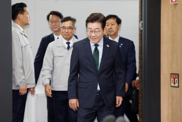 이재명 대통령이 3일 경기 안산시 새솔다이아몬드공업에서 열린 K-제조업 기업현장 간담회에 입장하고 있다사진연합뉴스