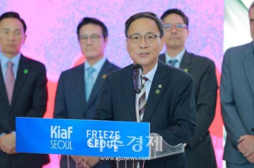 [포토] 키아프·프리즈 서울 2025 축사하는 김영수 문체부 제1차관