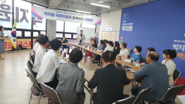 한국사회복지법인어린이집연합회 전남지회는 지난 8월 31일 박지원 국회의원의 지역구인 전남 해남군 박지원 국회의원 사무소에서 임진숙 한법련회장 전형배 전남지회장 등 지역구 원장 30여명과 영유아보육법 개정을 위한 간담회를 개최했다사진한국사회복지법인어린이집연합회