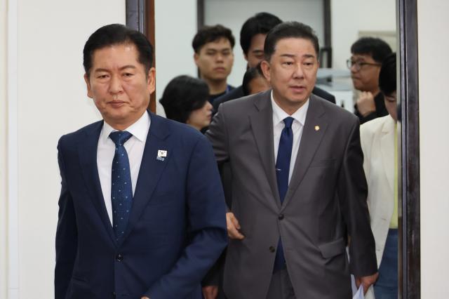 더불어민주당 정청래 대표와 김병기 원내대표가 3일 서울 여의도 국회에서 열린 최고위원회의에 참석하고 있다사진연합뉴스