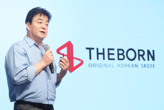 백종원 더본코리아 대표가 3일 오전 서울 중구 신라호텔에서 열린 TBK 글로벌 기업간 거래B2B 소스 론칭 기자간담회에서 신규 소스를 소개하고 있다 사진더본코리아