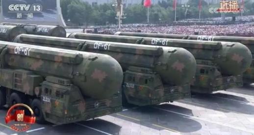 고체 ICBM DF-61 열병식 첫선…핵 3축 체계도 공개
