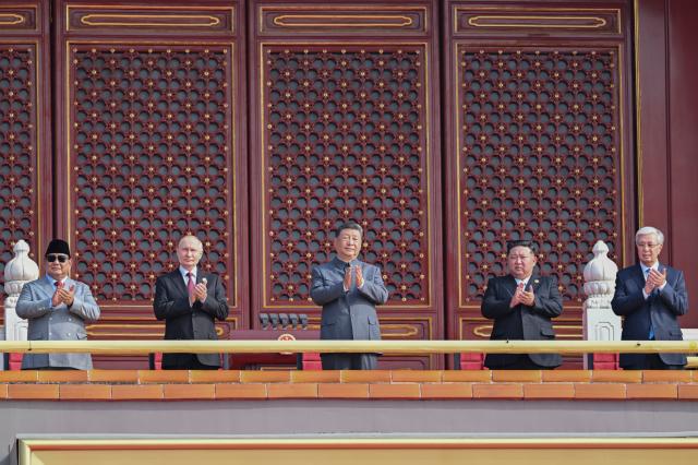 3일 열린 중국 전승절 80주년 열병식 행사에서 톈안먼 성루에 오른 시진핑 중국 국가주석가운데의 좌우에 각각 블라디미르 푸틴 러시아 대통령과 김정은 북한 국무위원장이 자리하고 있다 사진신화통신