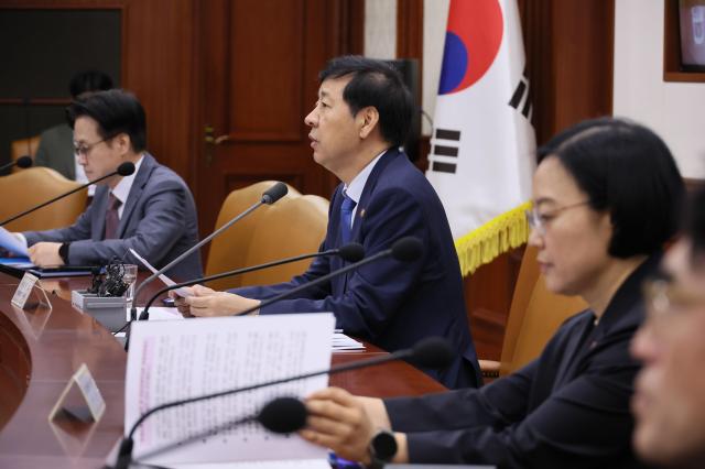 Phó Thủ tướng kiêm Bộ trưởng Bộ Kinh tế và Tài chính Koo Yoon-cheol phát biểu tại Hội nghị Bộ trưởng Kinh tế và Hội nghị Bộ trưởng về Tăng cường Năng lực Cạnh tranh Công nghiệp được tổ chức tại Khu phức hợp Chính phủ Seoul ngày 3 tháng 9 năm 2025 ẢnhYonhap News