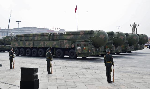 3일 열린 중국 전승절 열병식에서 DF-61 대륙간탄도미사일ICBM을 탑재한 장갑차가 등장했다 사진EPA연합뉴스