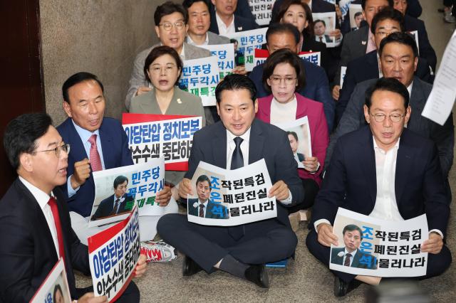 계엄 해제 표결 방해 의혹을 수사하는 조은석 내란 특별검사팀의 국민의힘 원내대표실에 대한 압수수색 시도가 이어지고 있는 3일 국민의힘 의원들이 서울 여의도 국회 원내대표실 앞에서 긴급의원총회를 열고 피케팅을 하고 있다 사진연합뉴스