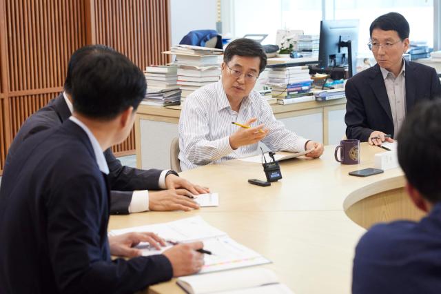 3일 오후 경기도청 집무실에서 김동연 경기도지사가 ‘근로감독권 실행 전략 점검회의’를 주재하고 있다 사진경기도