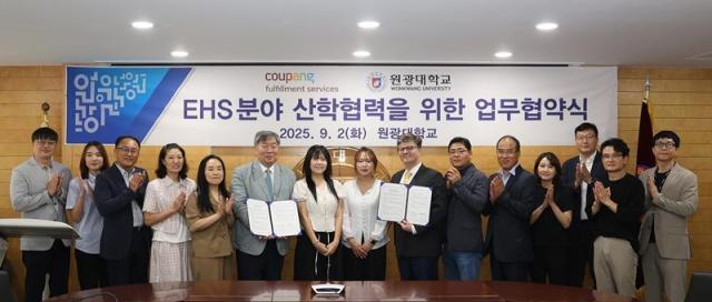 라이언 브라운 쿠팡풀필먼트서비스 대표이사와 박성태 원광대학교 총장을 비롯한 안전보건학과 학생 등 참석자들이 지난 2일 전라북도 익산시 원광대학교에서 기념촬영을 하고 있다 사진쿠팡