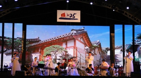 광양시립국악단이 베트남 꽝남성 한국의 날 행사에서 공연을 하고 있다 사진광양시