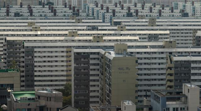 서울시는 지난 1일 열린 제9차 도시계획위원회 신속통합기획 정비사업 등 수권분과위원회에서 강남구 은마아파트 재건축 정비계획 결정안을 수정 가결했다고 2일 밝혔다 이에 따라 은마아파트는 최고 49층 5천893세대공공주택 1천90세대 규모 단지로 탈바꿈한다
사진은 2일 서울 강남구 은마아파트 단지 모습 202592 사진연합뉴스